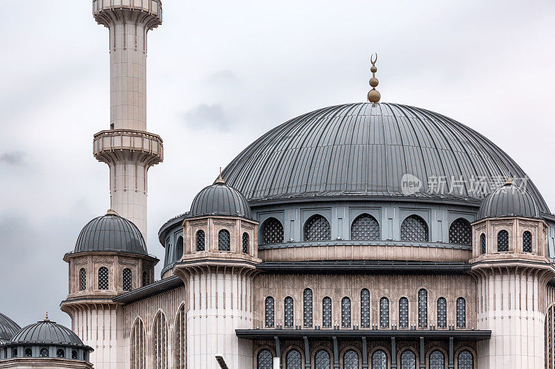 塔克西姆清真寺(Taksim Camii)。阴雨天，塔克西姆广场的清真寺建筑群。关闭片段。土耳其伊斯坦布尔(土耳其语)。